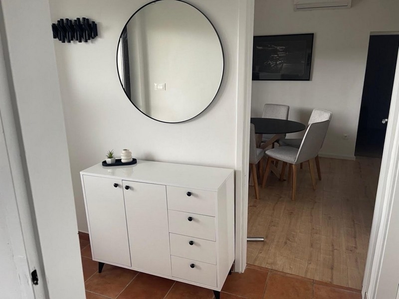 Predsieň s bielym príborníkom a zrkadlom