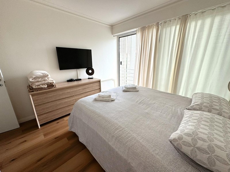 Spálňa s komodou a TV