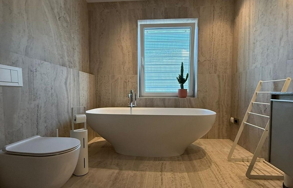 Veľká kúpeľňa s voľne stojacou vaňou