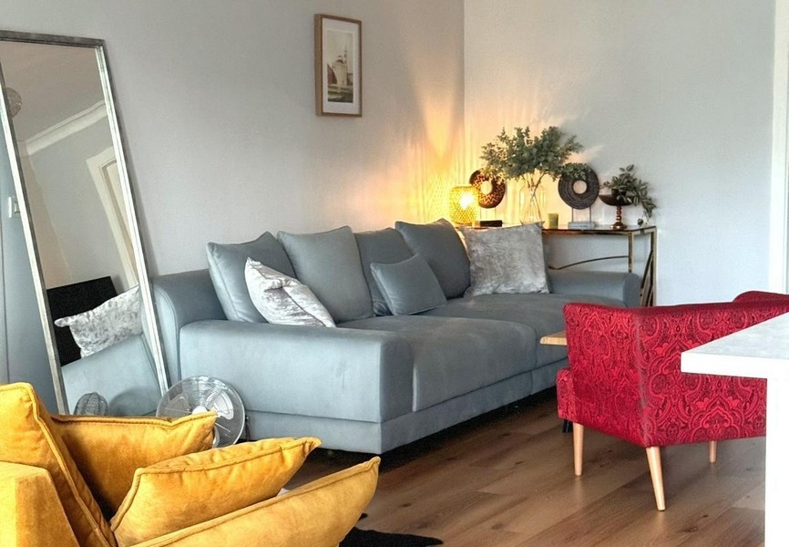 Posedenie s veľkým zrkadlom a šedou pohovkou