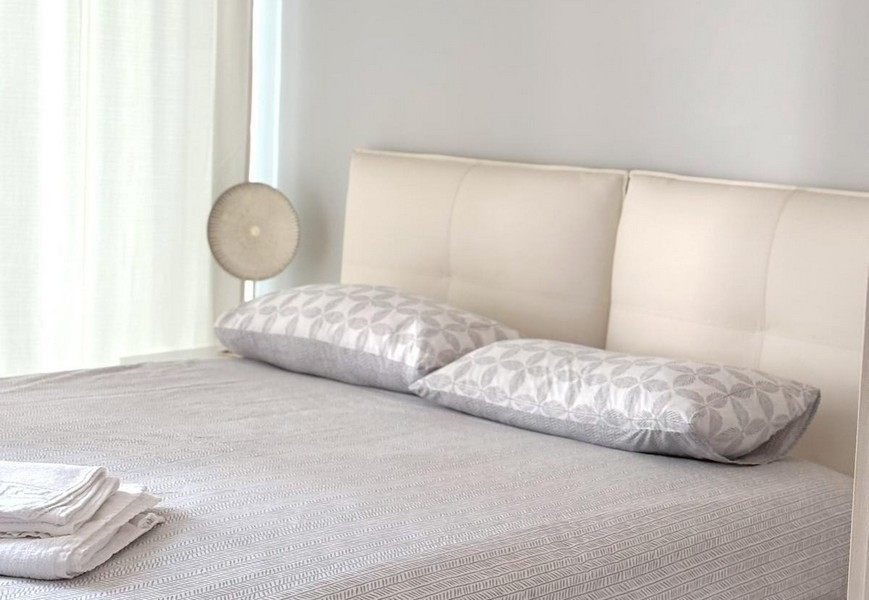 Manželská posteľ s ľahkými vankúšmi v spálni objektu A3823 v Zadare