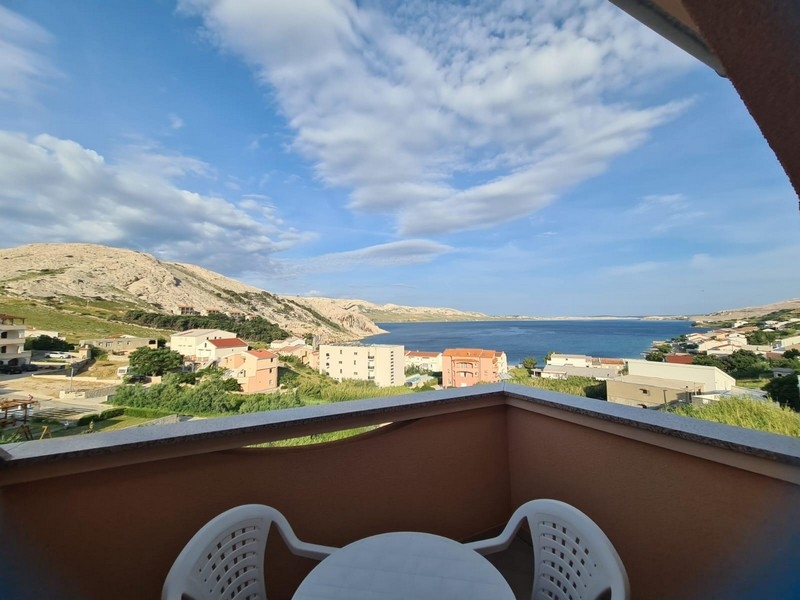 Terasa s výhľadom na more na pozemku A3824 na Pagu v Chorvátsku - Panorama Skauting.