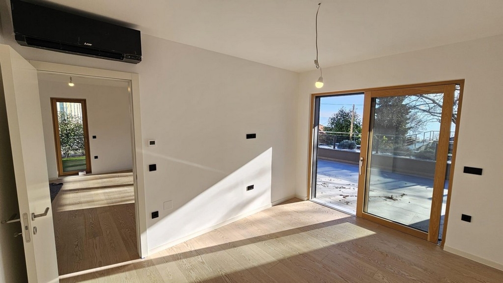 Svetlá izba s prístupom na terasu