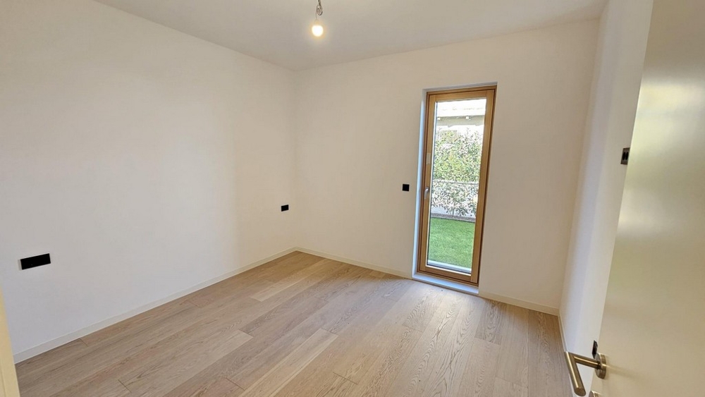 Spálňa s oknom od podlahy až po strop