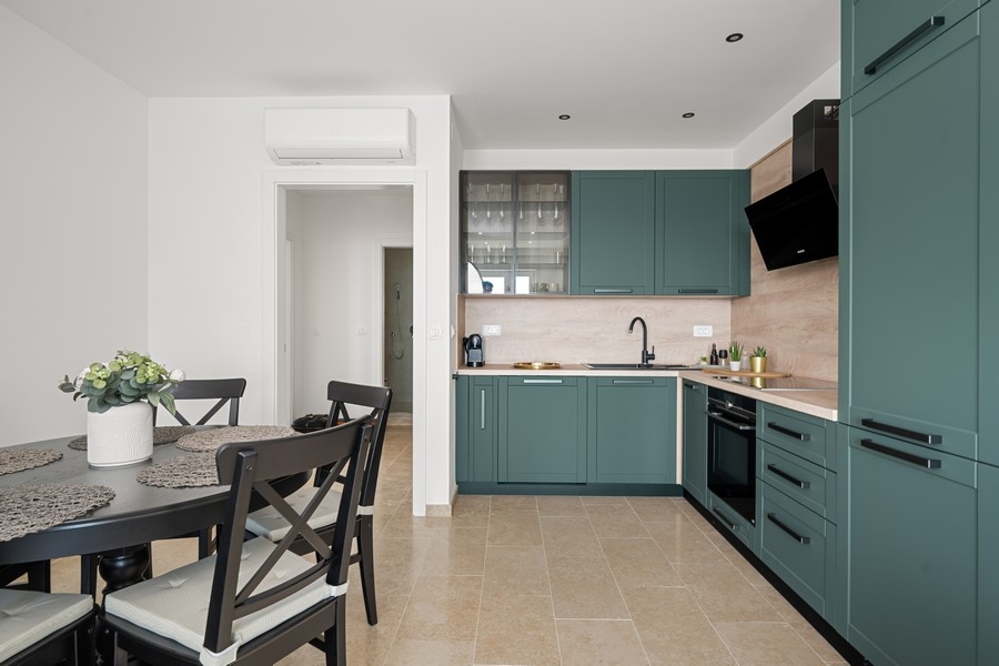 Otvorená kuchyňa s jedálenským kútom a klimatizáciou
