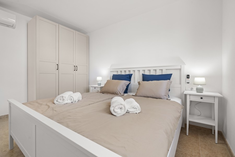 Spálňa s manželskou posteľou a šatníkom