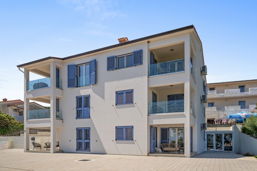 Výhľad na more z apartmánov A3835 v Chorvátsku.