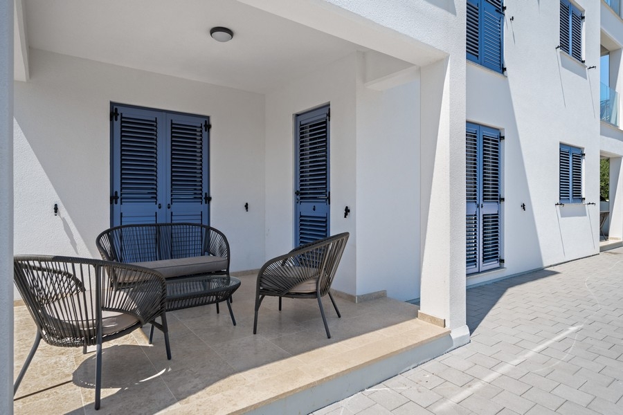 Krytá terasa s posedením a žalúziami