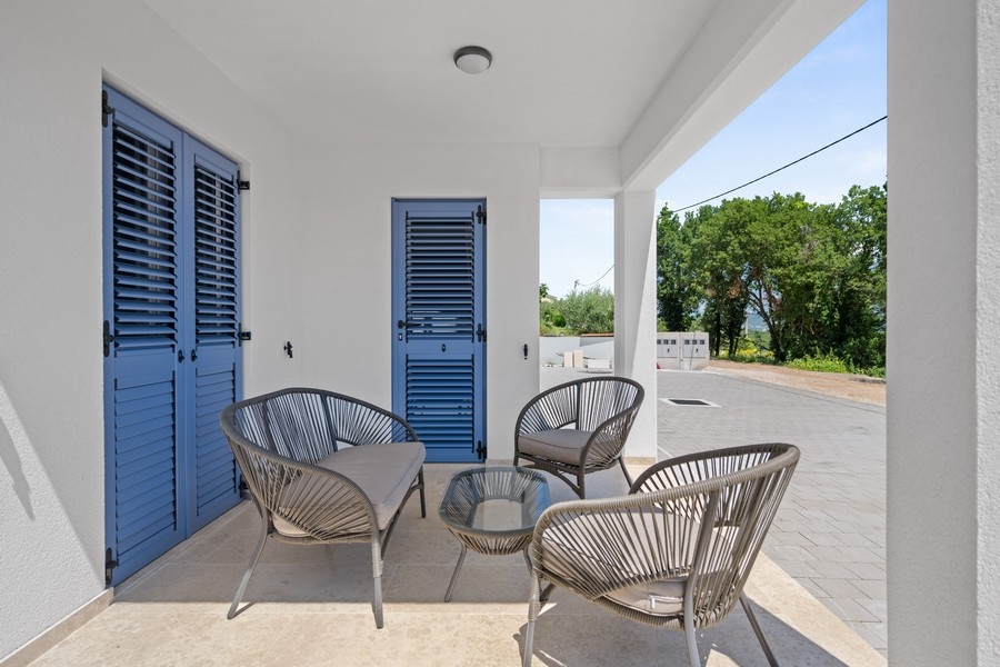 Terasa s obývacím nábytkom a vstupom do obývacej izby