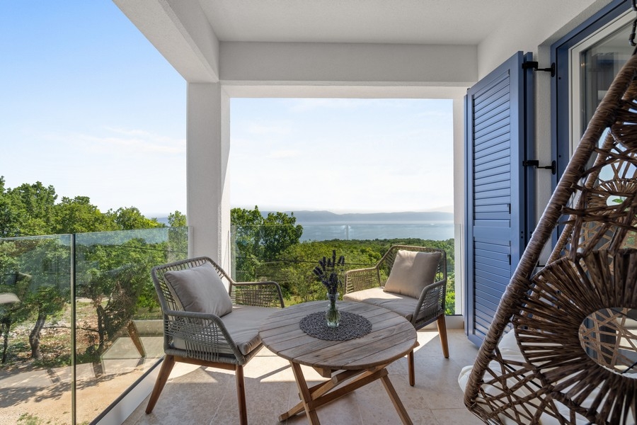 Terasa s posedením a nerušeným výhľadom na more