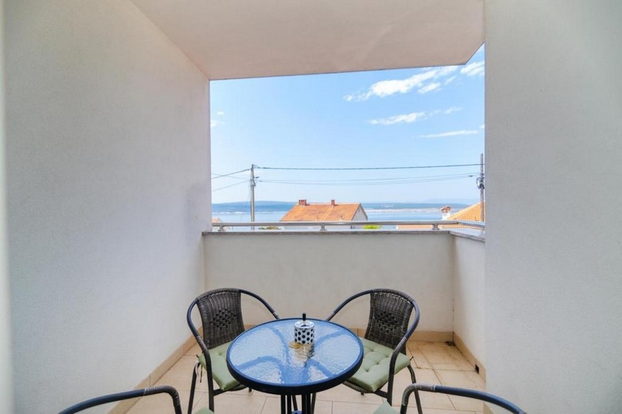 Balkón s posedením a výhľadom na more