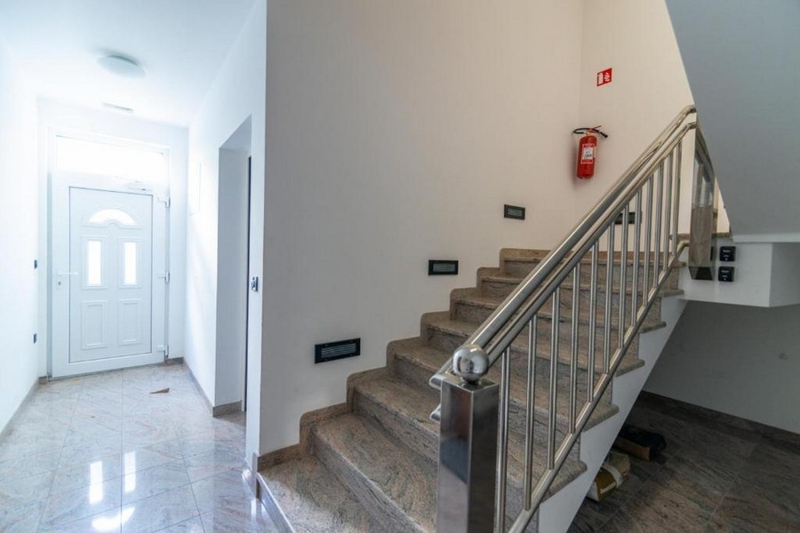 Schodisko s dobre udržiavaným spoločným priestorom