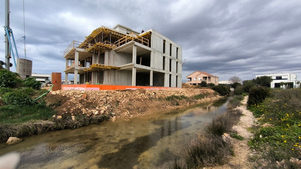 Stavenisko modernej obytnej budovy v blízkosti mora