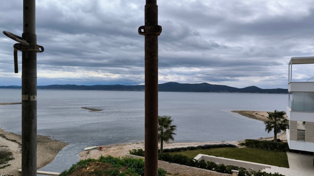 Výhľad na more z nového apartmánu priamo na pláži v Chorvátsku