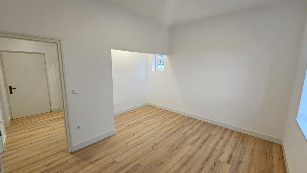 Svetlá obývačka s novou podlahou