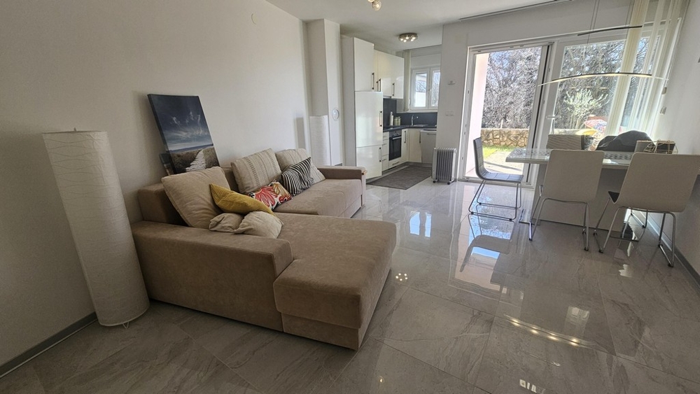 Zariadený obytný priestor nehnuteľnosti A3845 v Njivice, ostrov Krk.