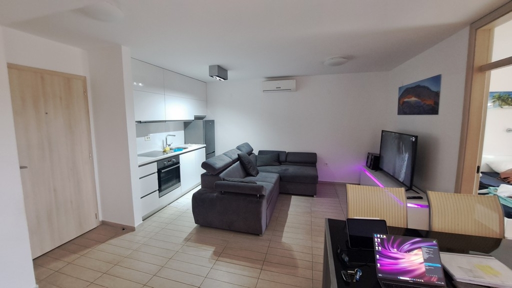 Otvorená kuchyňa s obývacou izbou