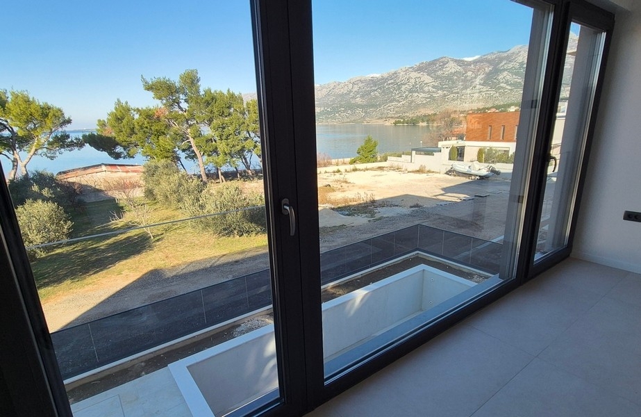 Panoramatický výhľad na more a pobrežnú krajinu