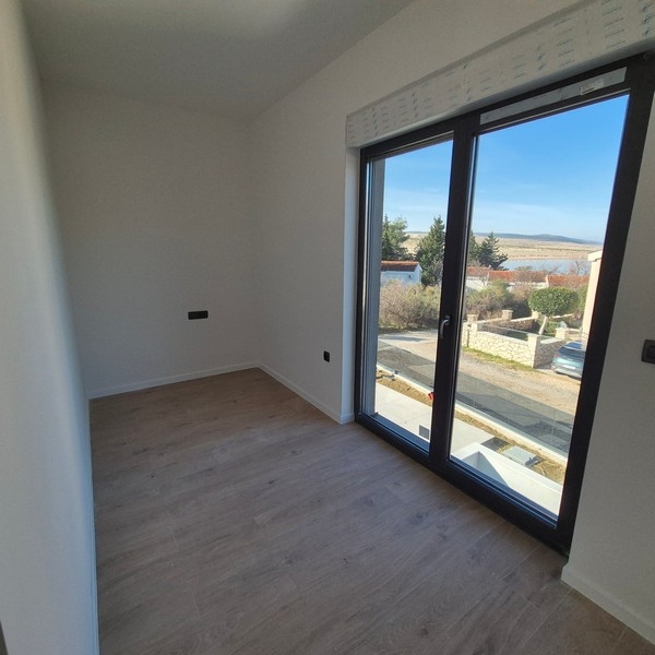 Spálňa s oknom a výhľadom