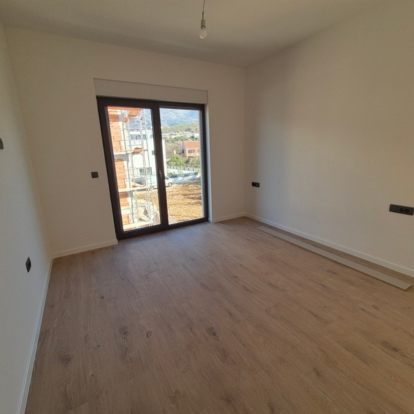 Svetlá spálňa s drevenými podlahami