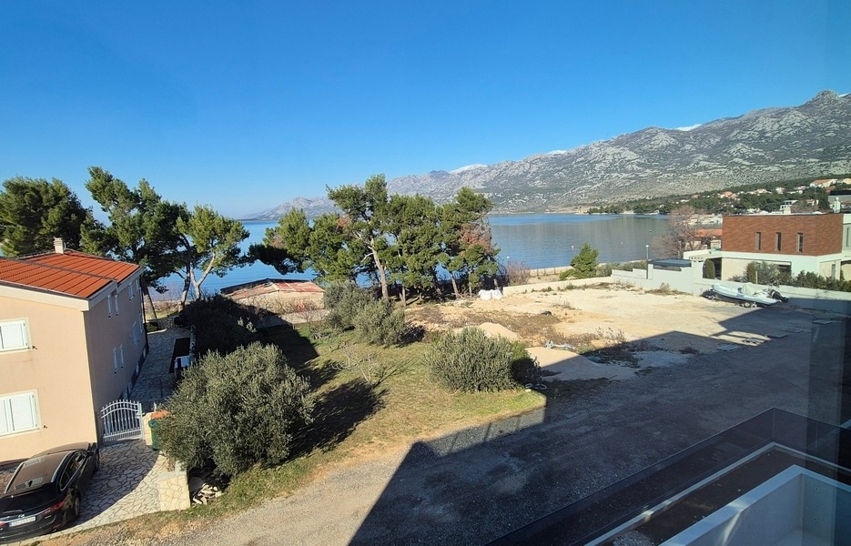 Výhľad na more, stromy a susedné budovy