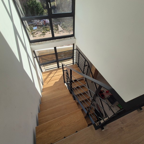 Schodisko s galériou a denným svetlom