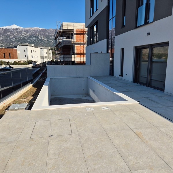 Bazén bytu A3848, ktorý je na predaj v Dalmácii.