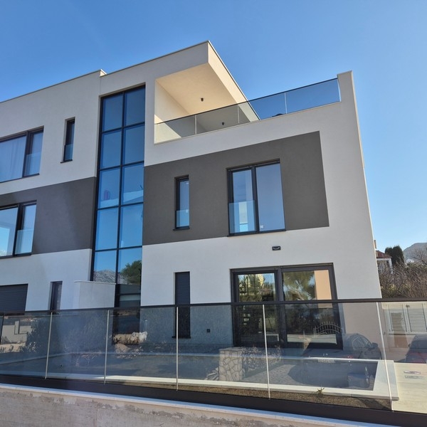 Moderná nová fasáda budovy so sklenenými balkónmi