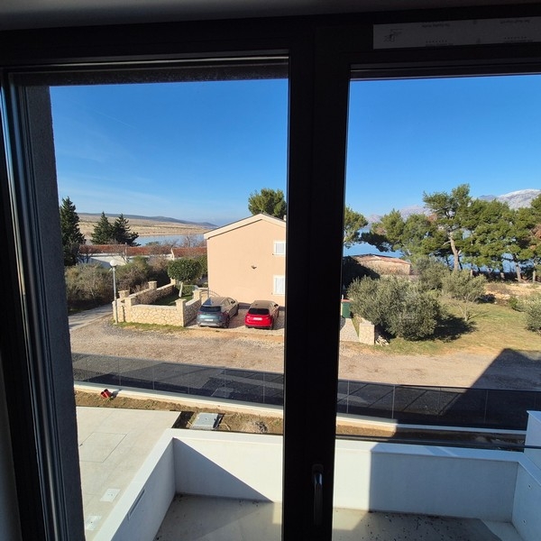 Výhľad z okna na more a okolie