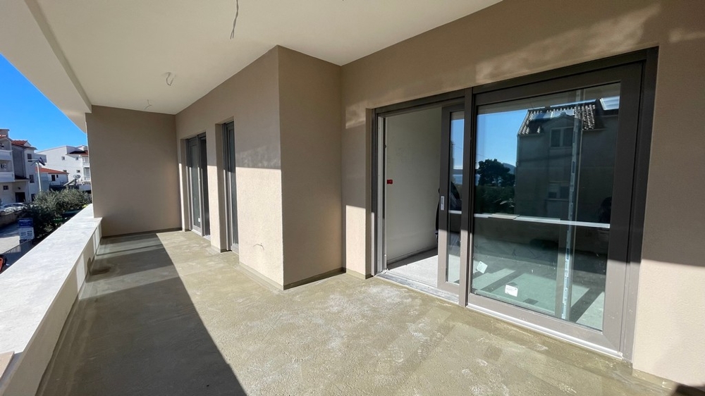 Terasa nového apartmánu A3852 v blízkosti mora vo Vodiciach, Chorvátsko.