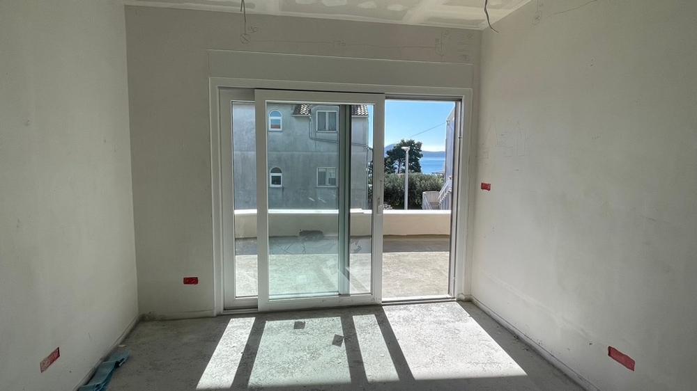 Obývacia izba s posuvnými dverami na terasu