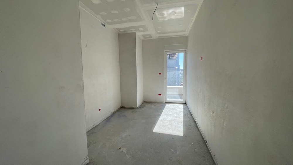 Úzka izba s prístupom na terasu