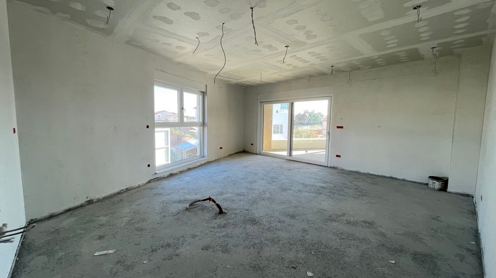 Veľký obývací priestor so vstupom na terasu