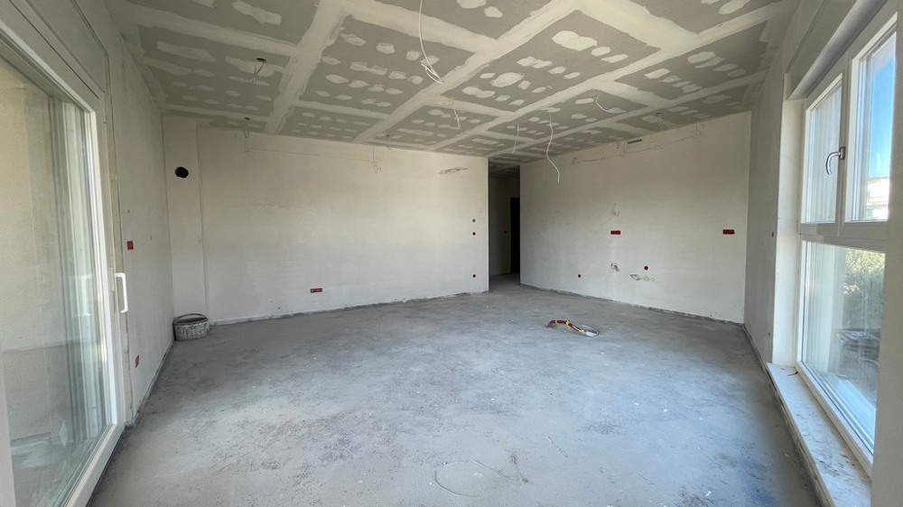 Otvorená obývačka s kuchyňou v uličke