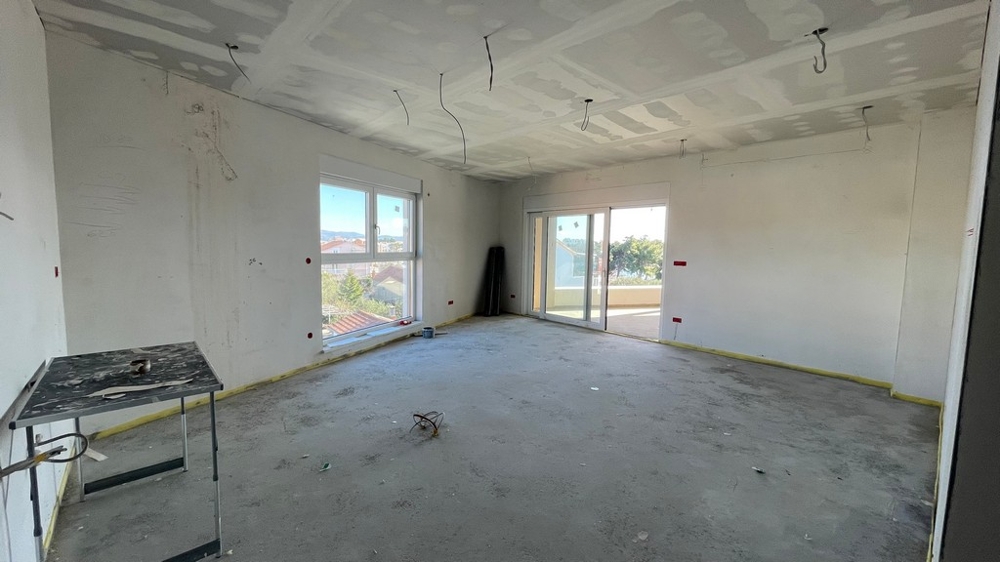 Obývacia časť s oknom a dverami na terasu