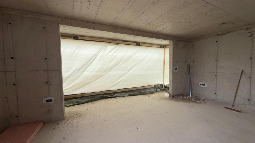 Shell obývacia izba s veľkým oknom vpredu