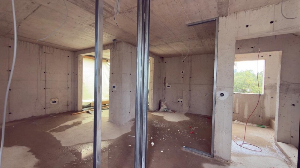 Otvorený obývací priestor v škrupine s oknom a výhľadom na more