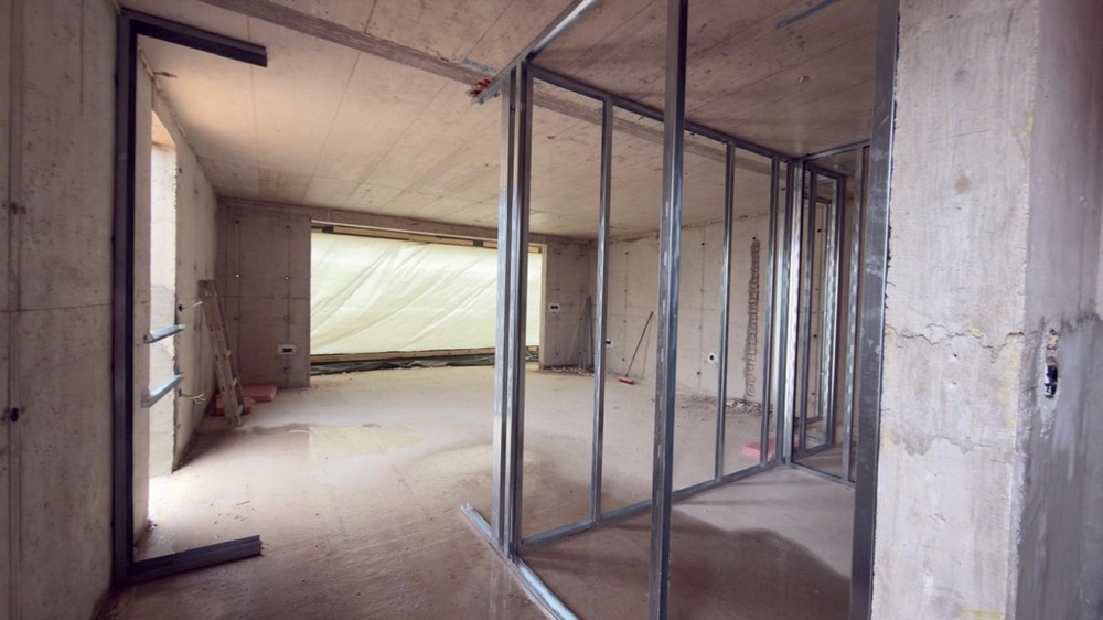 Otvorený obývací priestor v škrupine s veľkým oknom