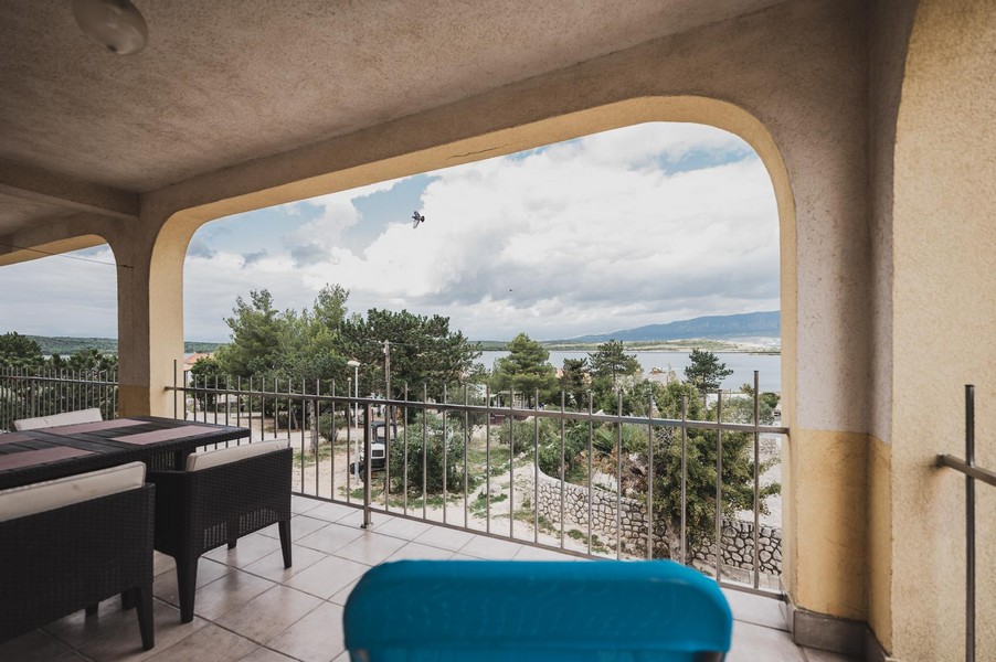Terasa s výhľadom na more apartmánu A3860, ktorý sa predáva na ostrove Krk.