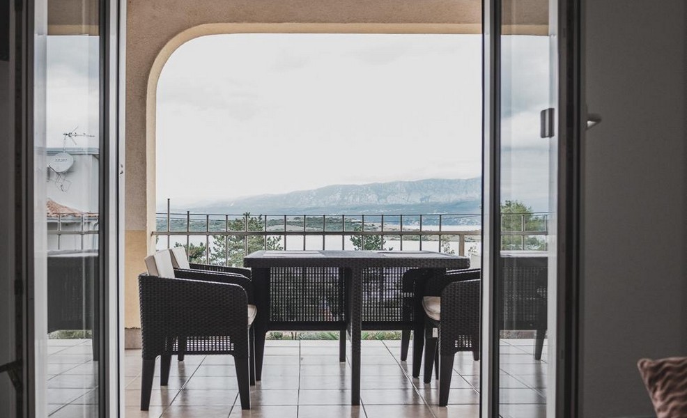 Krytá terasa s výhľadom na more a posedením