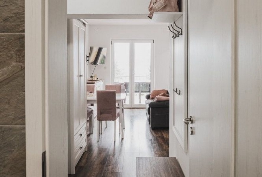 Predsieň s výhľadom na obývaciu časť a balkón