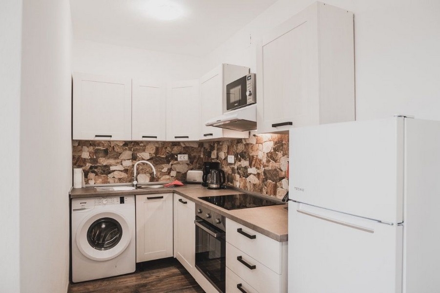 Kuchyňa so vstavanými spotrebičmi a práčkou