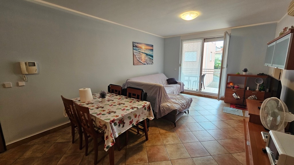 Obývacia izba s pohovkou, jedálenským kútom a vstupom na terasu