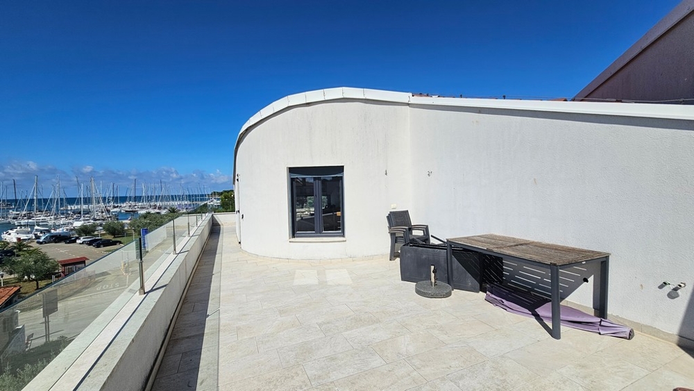 Strešná terasa bytu A3863 v meste Novigrad, Istria.