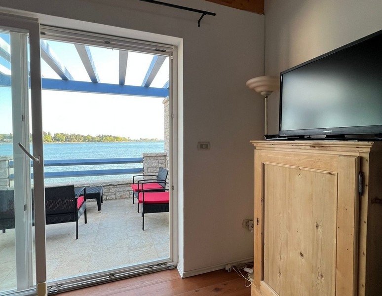 Obývacia izba s prístupom na terasu a priamym výhľadom na more