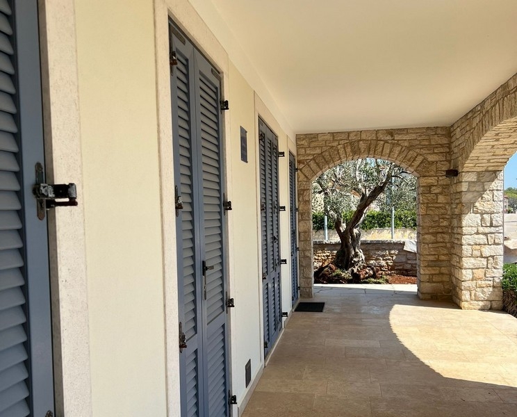 Krytý vstupný priestor s klenbami z prírodného kameňa a okenicami