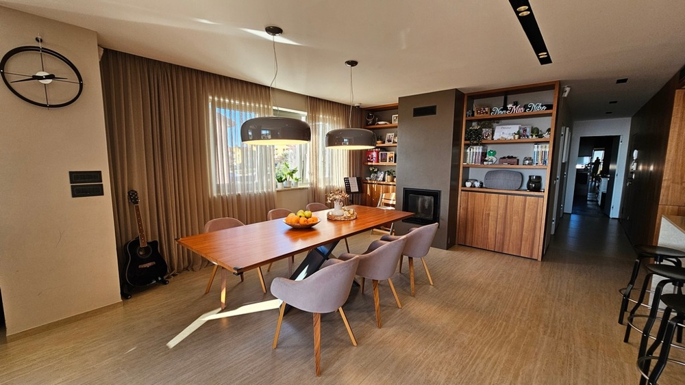 Jedálenský kút s krbom a vstavanými policami