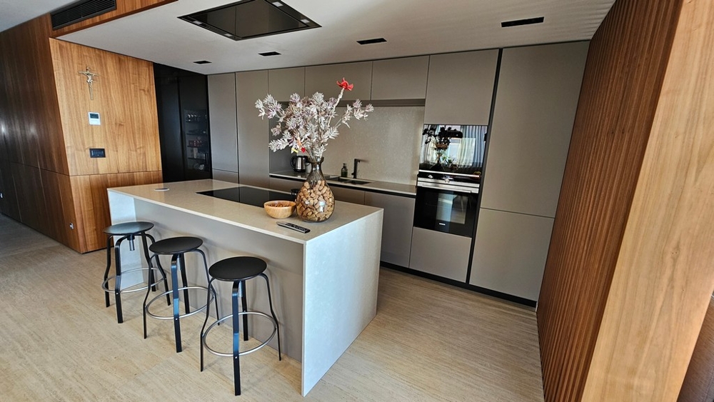 Moderná kuchyňa s ostrovčekom a barovými stoličkami