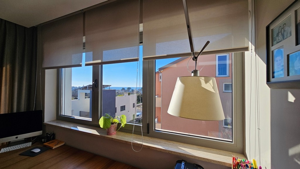 Pracovná časť pri okne s výhľadom na more