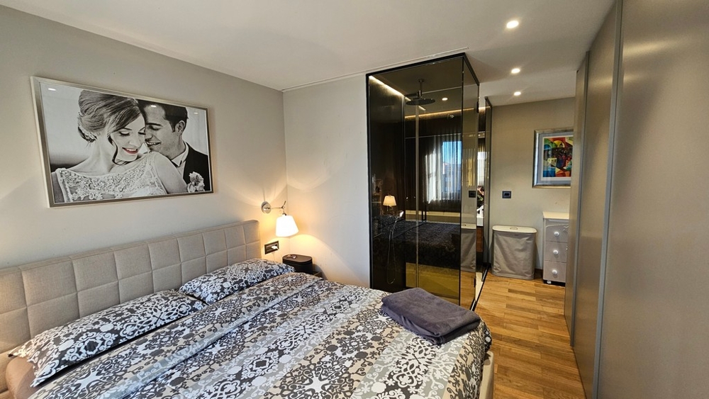 Spálňa s presklenou stenou do kúpeľne